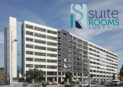 コゼンツァにあるSuite Roomsの白い建物の表紙