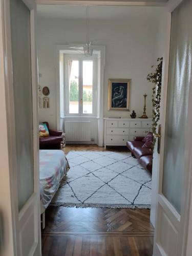 a living room with a bed and a window at Incantevole appartamento in centro storico a Monza in Monza