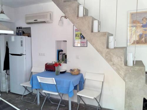 Η κουζίνα ή μικρή κουζίνα στο Floras Charming Waterfront Villa