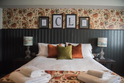 Llit o llits en una habitació de Cat & Lion Country Pub and Hotel