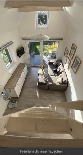 an overhead view of a living room with a couch at Sommerhäuschen in Rheinsberg