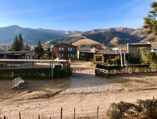 una piccola cittadina con case e montagne sullo sfondo di Cabañas Cultura Tafi a Tafí del Valle