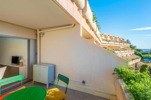un balcon avec une table et des chaises sur un immeuble dans l'établissement Appartement Nicilia - Welkeys, à Antibes