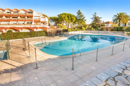 Piscina de la sau aproape de Nice flat with terrace and pool in Antibes - Welkeys