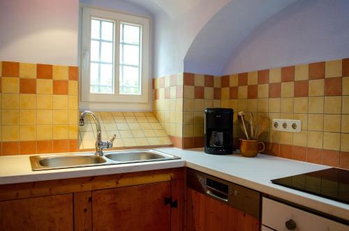 uma cozinha com um lavatório e uma janela em Fährmannshof im Elbtal em Klipphausen
