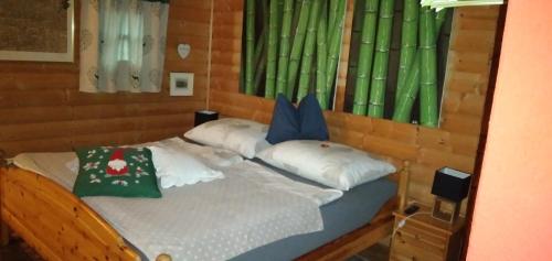 1 dormitorio con 1 cama con 2 almohadas en Petite Noel, en Güssing