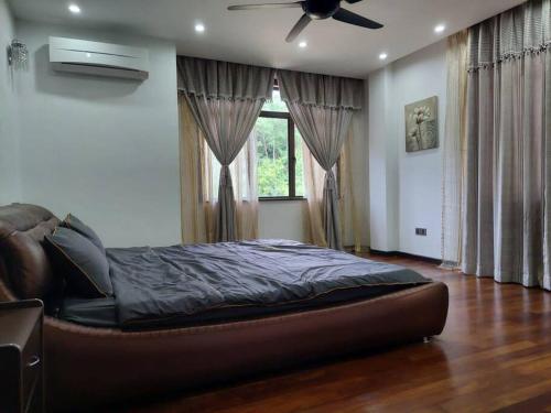 Templer Guesthome في راوانغ: غرفة نوم بسرير ومروحة سقف