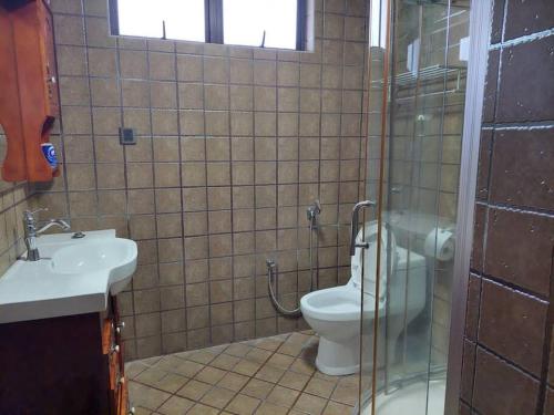 uma casa de banho com um WC e um lavatório em Templer Guesthome em Rawang