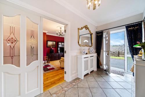 um corredor com uma porta que leva a uma sala de estar em Gormley Residence em Cottian