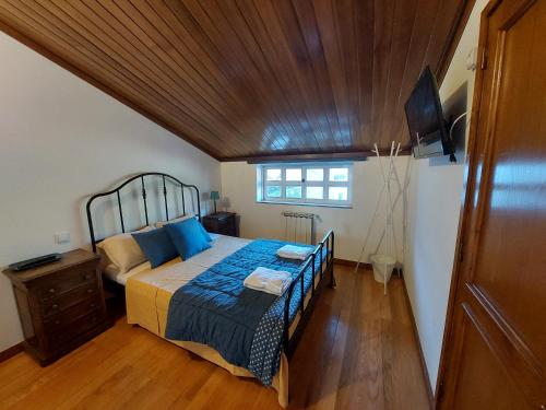 a bedroom with a bed and a television in it at Guest House Sir Manuel - Unidade Senhora A Branca in Braga
