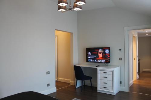 a room with a desk with a television on it at Garlon Residence in Istanbul