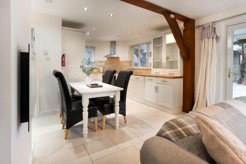 Una cocina y un comedor con mesa y sillas. en The Pavilion, Clappersgate, en Ambleside