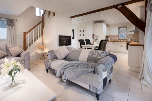 Una sala de estar con un sofá y una cocina. en The Pavilion, Clappersgate, en Ambleside