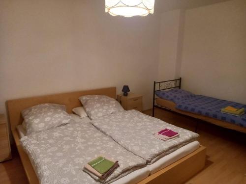 Tempat tidur dalam kamar di Ferienwohnung in Arzberg 1
