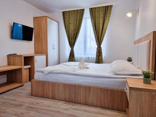 מיטה או מיטות בחדר ב-Vila Victoria Moldovița