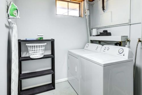 een wasruimte met een wasmachine en droger bij Pet-Friendly Omaha Vacation Rental with Deck! in Omaha