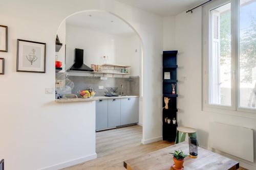 Kuchyň nebo kuchyňský kout v ubytování Charming flat near the centre of Toulon - Welkeys