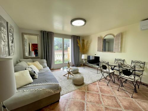 un salon avec un canapé et une table dans l'établissement O' Cocooning - Appart dans Bastide proche Aix, à Rousset