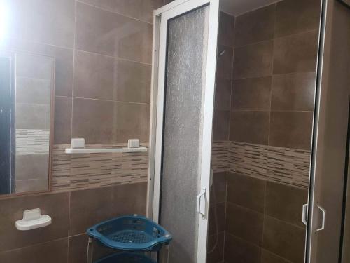 y baño con ducha y puerta de cristal. en magnifique appartement Saidia, en Saidia 