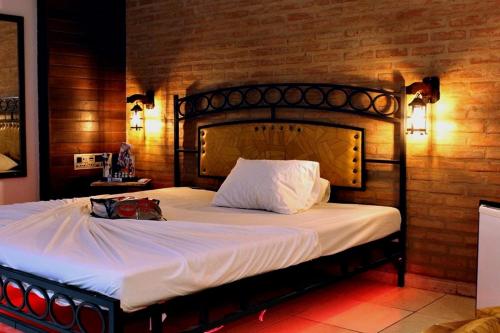 a bedroom with a large bed with white sheets at MOTEL COPACABANA in Ribeirão Preto
