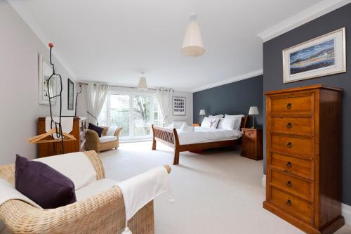 a bedroom with a bed and a dresser at Strathendrick House Magnificent property with Garden in Drymen