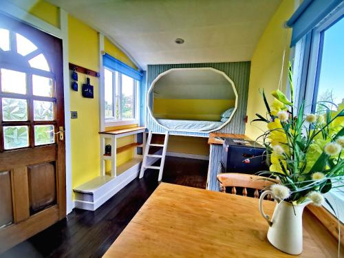 una camera con tavolo, letto e finestra di Bluebell a Newton Stewart