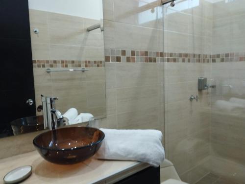 un bagno con lavandino e doccia di Casa de verano Condominio el Imperio a Carmen de Apicalá
