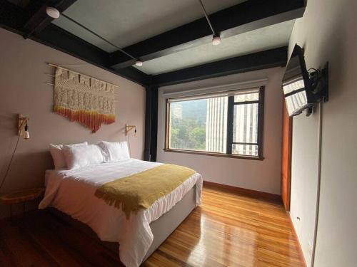 Säng eller sängar i ett rum på Modern loft with beautiful Mountain View in Bogotá