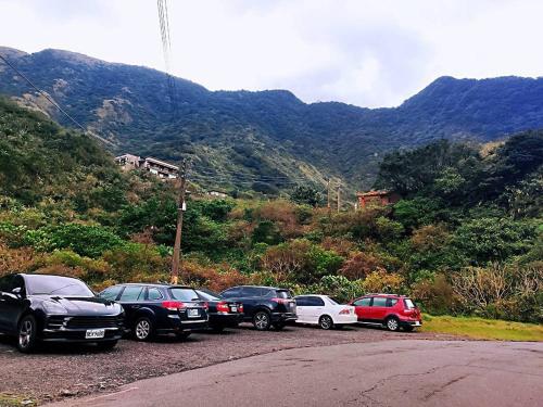 a group of cars parked on the side of a road at Taipei Jinguashi Cloud Mountain Homestay B&B in Jiufen