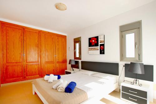 Μια τηλεόραση ή/και κέντρο ψυχαγωγίας στο Villa Es Bufedo by Slow Villas