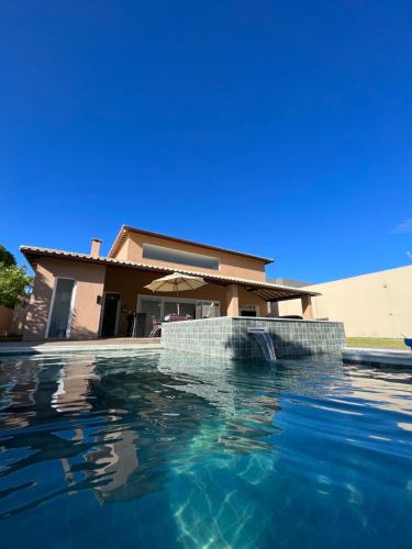 Bazén v ubytování Vilas do Jacuípe house nebo v jeho okolí