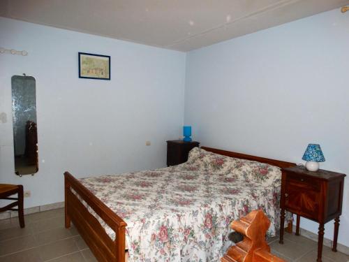 1 dormitorio con 1 cama y vestidor en Propriete d'une chambre avec jardin clos et wifi a La Mothe Saint Heray, en La Mothe-Saint-Héray