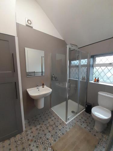 uma casa de banho com um chuveiro, um lavatório e um WC. em Orchard Lane Great Glen Unique 2 bed cosy home em Great Glen