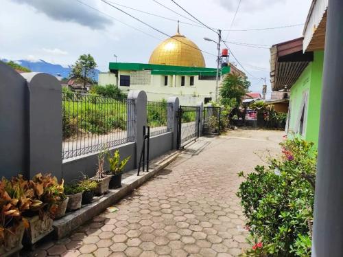 a street with a fence and a mosque at HOMESTAY KARTINI SYARIAH in Bukittinggi