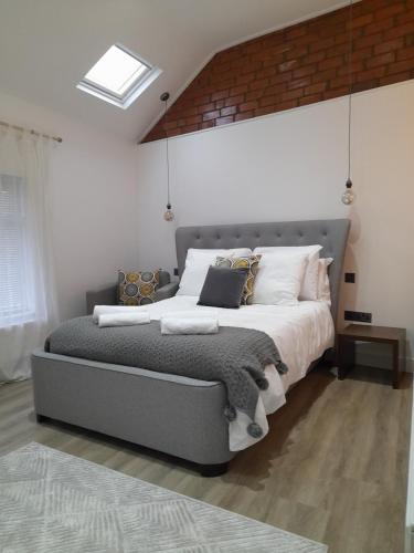 um quarto com uma cama grande num quarto em Orchard Lane Great Glen Unique 2 bed cosy home em Great Glen