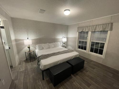 1 dormitorio con 1 cama grande y 2 ventanas en Sweet retreat in the springs NOT waterfront property, en Homosassa