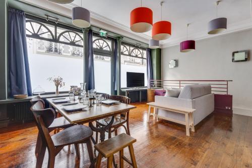 TV a/nebo společenská místnost v ubytování Appartement Gambetta - Atypique - Rue Calme - Quartier dynamique