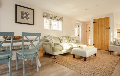 een woonkamer met een bank en een stoel bij Finwood Green Farm Holiday Cottages-The Calf Shed and The Milk Parlour in Henley in Arden