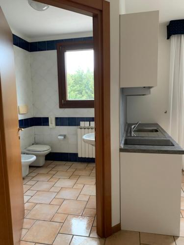 A bathroom at Hotel Lory Ficarolo