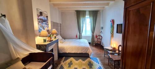 niewielka sypialnia z łóżkiem i oknem w obiekcie Maison de 2 chambres avec wifi a Mauzun w mieście Mauzun