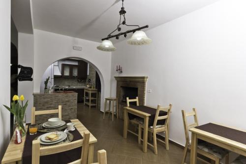 eine Küche und ein Esszimmer mit einem Tisch und Stühlen in der Unterkunft Dolce Salento in Villaggio Resta