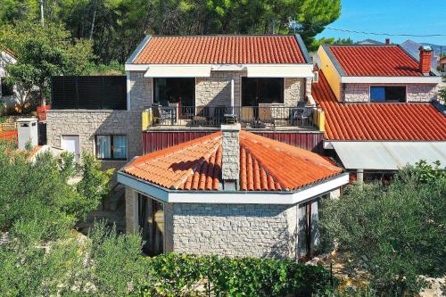 uma vista superior de uma casa com um telhado laranja em Alsano, No 2 em Bašić