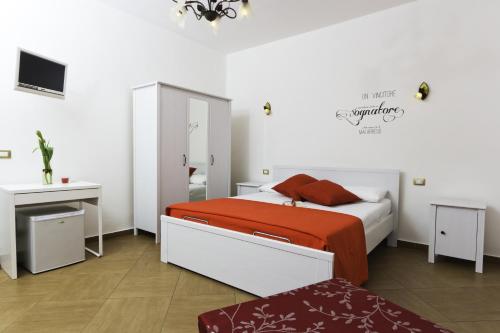 a bedroom with a bed and a dresser and a mirror at Dolce Salento in Villaggio Resta