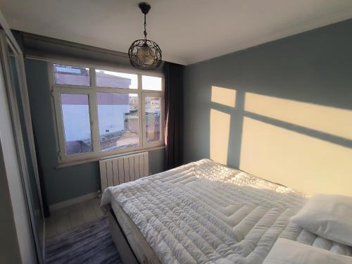 um quarto com uma cama e uma janela em OFİSADA em Sakarya