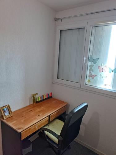 - un bureau dans une chambre avec une chaise et une fenêtre dans l'établissement Plein centre ville Appartement, à Salon-de-Provence