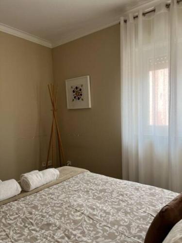 1 dormitorio con cama y ventana en NEW Cosy & Charming Apartment in Campolide - 3A, en Lisboa