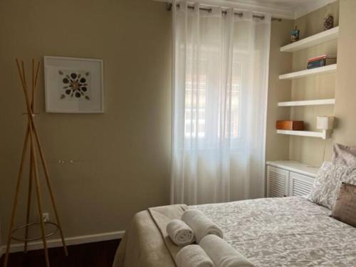 een slaapkamer met een bed met handdoeken erop bij NEW Cosy & Charming Apartment in Campolide - 3A in Lissabon