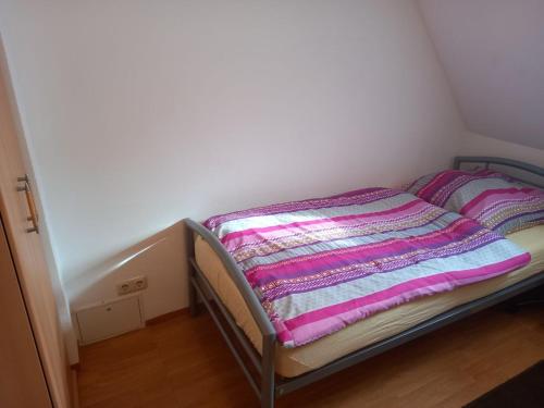 Rúm í herbergi á Ferienwohnung in Arzberg 3