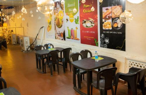 rzędu stołów i krzeseł w restauracji w obiekcie HOTEL BOOPATHI Madurai w mieście Maduraj