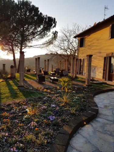 a garden with flowers in front of a building at Antiqua Vallis in Palaia
